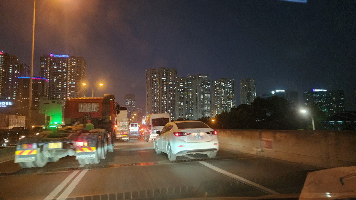 Mặc dù giao thông trên tuyến vành đai 3 không xảy ra ùn ứ, không quá tải, nhưng nhiều xe vẫn thản nhiên vi phạm giao thông.