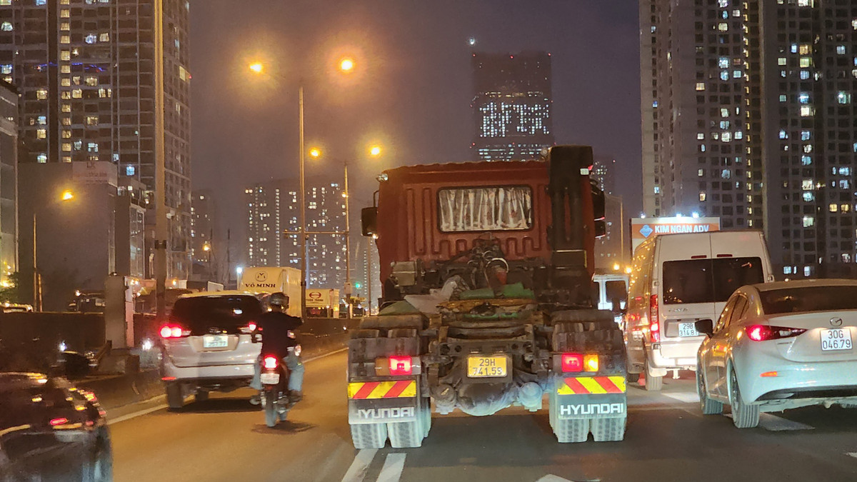 Tình trạng xe máy đi lên đường vành đai 3 vẫn liên tục diễn ra, không được lực lượng CSGT xử lý dứt điểm.