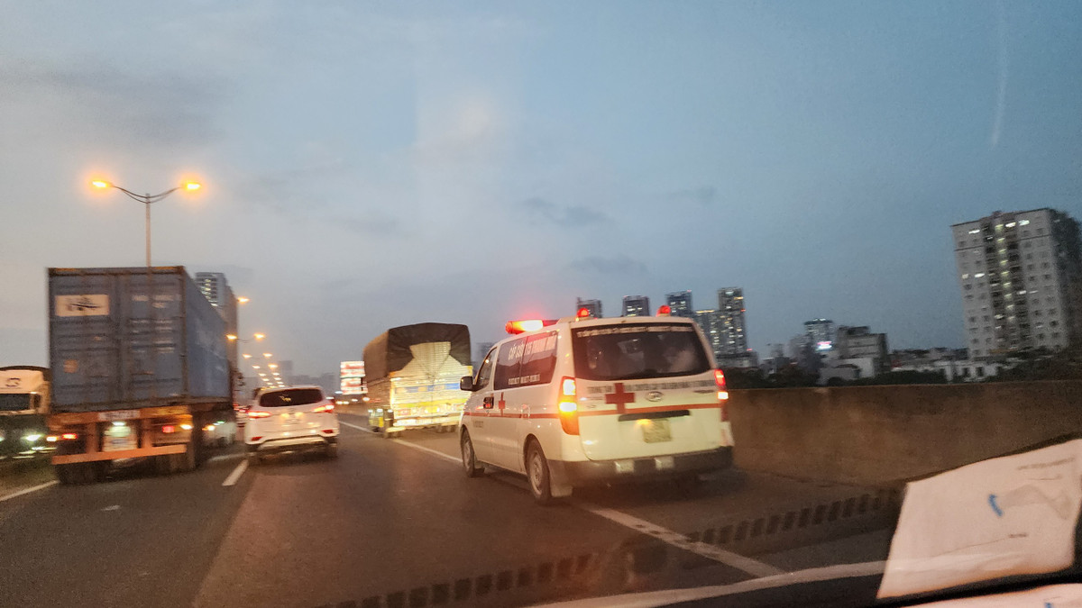 Chiếc xe cấp cứu liên tục ủ còi, xin làn đường khẩn cấp nhưng không được các xe lấn làn đáp ứng.