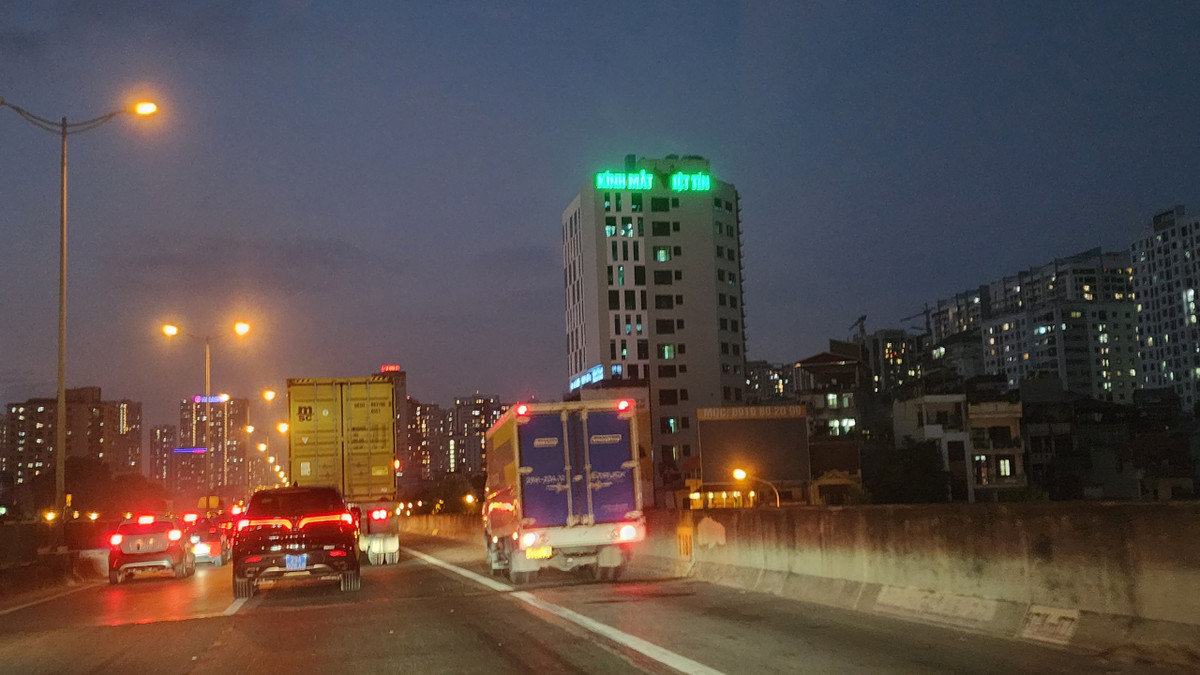 Ghi nhận của PV, phần đông loại phương tiện đi vào làn đường khẩn cấp trên đường vành đai 3 chủ yếu là xe tải và xe khách.