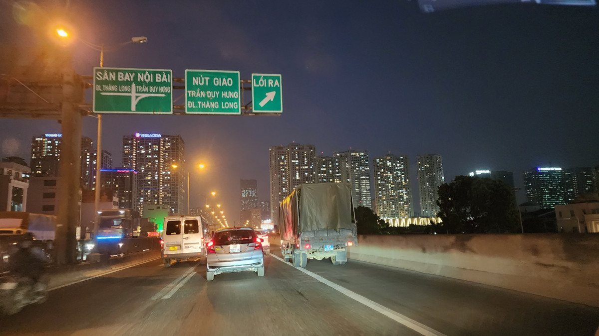 Thậm chí, những chiếc xe biển xanh, biển đỏ cũng vô tư đi vào làn đường khẩn cấp, gây phản cảm cho người tham gia giao thông.