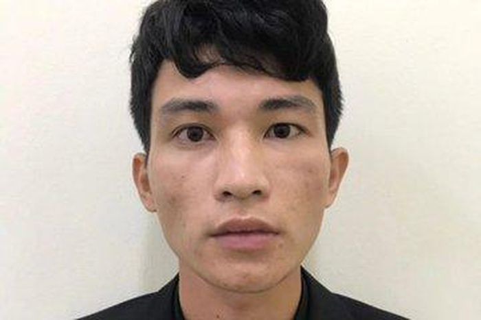  Mất xe SH vì tin lời bạn trai quen qua mạng: Phạm Văn Phương (SN 1999, ở Quảng Ninh) do cần tiền tiêu nên lừa bạn gái mới quen qua mạng. Sau khi chiếm đoạt được xe SH của nạn nhân ở địa bàn quận Ba Đình, Hà Nội, Phương đã nhanh chóng bán đi với giá 22 triệu đồng... Ngày 15/2, Công an quận Ba Đình cho biết đang tạm giữ Phương để điều tra, làm rõ.