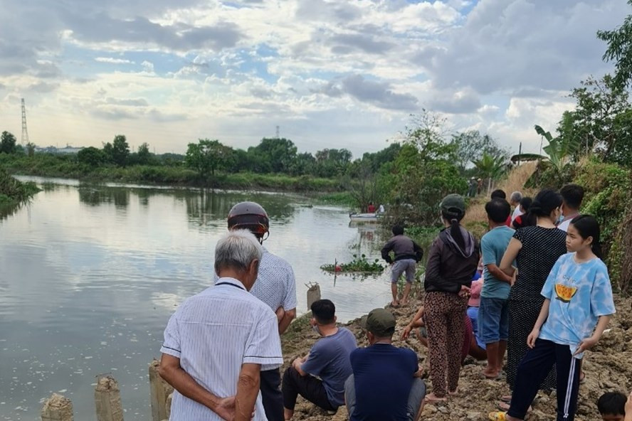  Hai bé gái bị đuối nước khi đi bắt ốc: Ngày 15/2, Công an huyện Đồng Phú (Bình Phước) cho biết, chiều 14/2, cháu N.U.H (SN 2011) cùng bạn là P.L.M.T (SN 2011, cùng trú xã Tân Tiến, huyện Đồng Phú) trong quá trình đi bắt ốc trượt chân ngã xuống hồ dẫn đến tử vong.