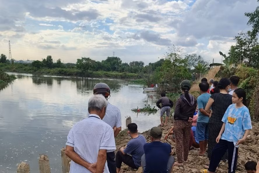  Hai bé gái bị đuối nước khi đi bắt ốc: Ngày 15/2, Công an huyện Đồng Phú (Bình Phước) cho biết, chiều 14/2, cháu N.U.H (SN 2011) cùng bạn là P.L.M.T (SN 2011, cùng trú xã Tân Tiến, huyện Đồng Phú) trong quá trình đi bắt ốc trượt chân ngã xuống hồ dẫn đến tử vong.