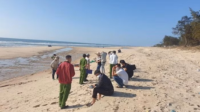  Phát hiện thi thể nữ sinh trên bờ biển ở Bình Thuận: Sáng 16/2, một số ngư dân cào chằn chằn trên bãi biển cách bãi tắm Đồi Dương (thị xã La Gi) 300m, phát hiện 2 thiếu nữ đang nằm bất động trên bờ. Ngay sau đó, người dân cùng Công an đã có mặt, đưa em Q. đến bện viện để cấp cứu. Riêng em T. (17 tuổi, trú thị xã La Gi) được xác định đã tử vong. Theo bạn bè của em Q. thì trước khi xảy ra sự việc, Q. có tâm sự đang gặp chuyện buồn.