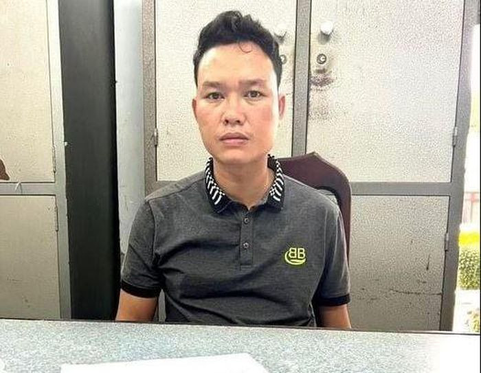  Bắt thanh niên lừa tiền của vợ 'hờ' rồi bỏ trốn: Để có tiền tiêu xài và trả nợ, Nguyễn Viết Cường (SN 1988, ở Quảng Nam) đã dựng chuyện có thể xin việc làm cho "vợ hờ" một chỗ làm tốt với thu nhập cao. Tin tưởng người tình, chị N. đã đưa cho Cường 85 triệu đồng để "chạy việc". Khi cầm được số tiền này, Cường đã tiêu xài rồi bỏ trốn. Ngày 16/2, Công an huyện Hòa Vang, TP Đà Nẵng cho biết vừa bắt giữ Cường để điều tra. 