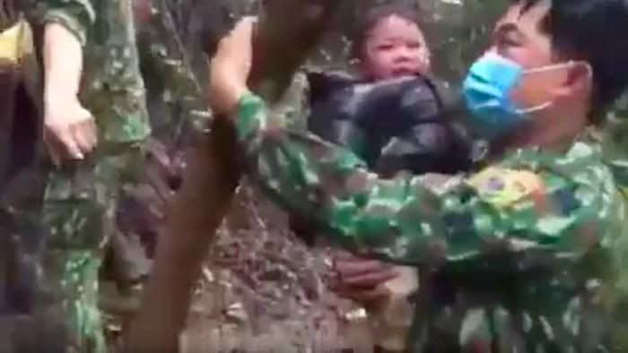 Qua lời khai ban đầu, Ly Seo Súa và Đầu Công Dũng cho biết, trên núi vẫn còn 5 người phụ nữ và một cháu nhỏ, do vách đá cao, trời mưa, đường trơn nên không xuống được. Sau đó, Đồn Biên phòng Cửa khẩu Lý Vạn đã tổ chức đội giải cứu nhóm phụ nữ, trẻ em xuống núi.