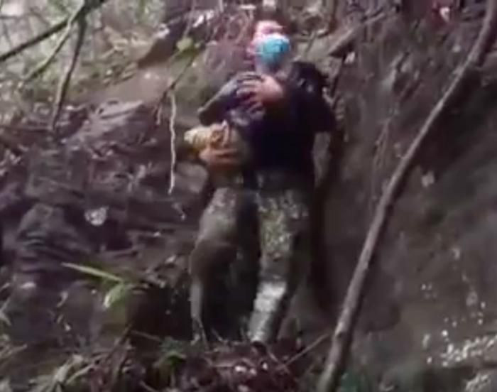 Lúc này phát hiện 2 người đàn ông Việt Nam tên Ly Seo Súa (sinh năm 1991, trú tại huyện Si Ma Cai, tỉnh Lào Cai) và Đầu Công Dũng (sinh năm 1975, trú tại huyện Vũ Thư, tỉnh Thái Bình) có hành vi nhập cảnh trái phép từ Trung Quốc về nước. 