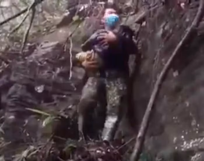 Lúc này phát hiện 2 người đàn ông Việt Nam tên Ly Seo Súa (sinh năm 1991, trú tại huyện Si Ma Cai, tỉnh Lào Cai) và Đầu Công Dũng (sinh năm 1975, trú tại huyện Vũ Thư, tỉnh Thái Bình) có hành vi nhập cảnh trái phép từ Trung Quốc về nước. 