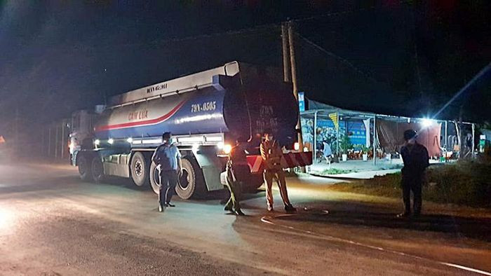  Va chạm với xe bồn, 3 cha con thương vong: Khuya 13/2, tại huyện Hàm Tân, Bình Thuận xe bồn do ông Võ Tấn Trường (38 tuổi, ở Khánh Hòa) điều khiển xảy ra va chạm với xe máy do ông L.H.Q (37 tuổi, ở Bà Rịa – Vũng Tàu) chở phía sau hai người con trai điều khiển theo hướng ngược lại. Vụ tai nạn đã làm bé trai L.M.Q (10 tuổi) thiệt mạng tại chỗ, riêng ông Q. và người con trai còn lại bị thương nặng.