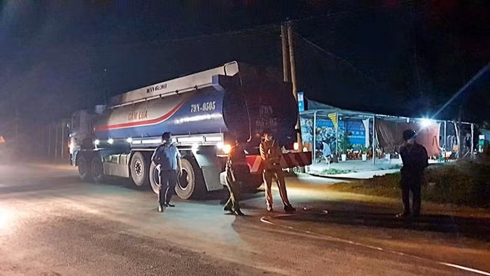  Va chạm với xe bồn, 3 cha con thương vong: Khuya 13/2, tại huyện Hàm Tân, Bình Thuận xe bồn do ông Võ Tấn Trường (38 tuổi, ở Khánh Hòa) điều khiển xảy ra va chạm với xe máy do ông L.H.Q (37 tuổi, ở Bà Rịa – Vũng Tàu) chở phía sau hai người con trai điều khiển theo hướng ngược lại. Vụ tai nạn đã làm bé trai L.M.Q (10 tuổi) thiệt mạng tại chỗ, riêng ông Q. và người con trai còn lại bị thương nặng.