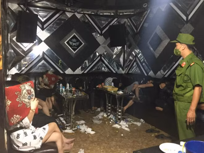  40 nam nữ 'bay lắc' trong quán karaoke vào ngày Valentine: Sáng 14/2, Công an tỉnh Quảng Nam vừa phát hiện 40 nam, nữ tụ tập sử dụng trái phép chất ma túy trong quán Karaoke New 86 (TP Tam Kỳ). Tại hiện trường, lực lượng chức năng cũng thu giữ 6 đĩa sứ chứa ma túy dạng ketamine và các dụng cụ sử dụng trái phép chất ma túy. 