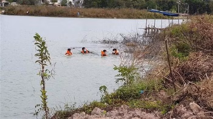  Tìm thấy thi thể ba người đàn ông tại hồ Suối Đá: Ngày 17/2, Công an huyện Hàm Thuận (Bình Thuận) khám nghiệm hiện trường, điều tra vụ việc ba người đàn ông tử vong tại hồ Suối Đá. Các nạn nhân được xác định: P.H.H (SN 1995), T.N (SN 1983) và N.V.V (SN 2000, đều trú huyện Hàm Thuận Bắc). Trước đó, ngày 16/2, 3 người này đi chài cá tại hồ Suối Đá; đến chiều cùng ngày, gia đình không thấy về nên đi tìm. 