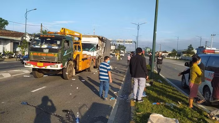  Dừng xe buộc hàng hóa, tài xế xe tải bị tông tử vong: Sáng 17/2, xe tải do tài xế Trương Ngọc C. (42 tuổi, ở Quảng Nam) điều khiển khi đến huyện Núi Thành thì tài xế dừng, xuống xe để buộc lại hàng hóa. Đúng lúc này, xe tải do tài xế Nguyễn Văn Thiện (30 tuổi, ở Quảng Ngãi) đang lưu thông cùng chiều không phanh kịp đã tông vào xe anh C. Cú va chạm mạnh, khiến tài xế Trương Ngọc C. tử vong tại chỗ.