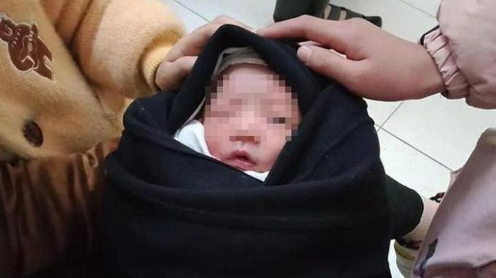  Bé trai sơ sinh bị bỏ rơi bên lề đường: Ngày 17/2, UBND xã Yên Thượng (huyện Chợ Đồn, Bắc Kạn) cho biết, người dân trên địa bàn xã vừa phát hiện một bé sơ sinh nằm trong chiếc làn nhựa màu xanh đặt bên lề đường, trước cổng Trường Tiểu học xã Yên Thượng. Đươc biết, bé trai nặng 4 kg, khoảng 10 ngày tuổi. Hiện UBND xã đã phát đi thông báo tìm người thân của cháu bé. 