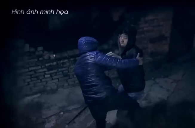 Trong quá trình chia tiền, hai người nảy sinh mâu thuẫn nên Quyết đã dùng dao nhọn mang sẵn trong người đâm nhiều nhát vào lưng, vào ngực làm Duyên chết tại chỗ. Sau đó, Quyết lấy toàn bộ số tiền mà Duyên đang giữ và chiếc điện thoại của Duyên.