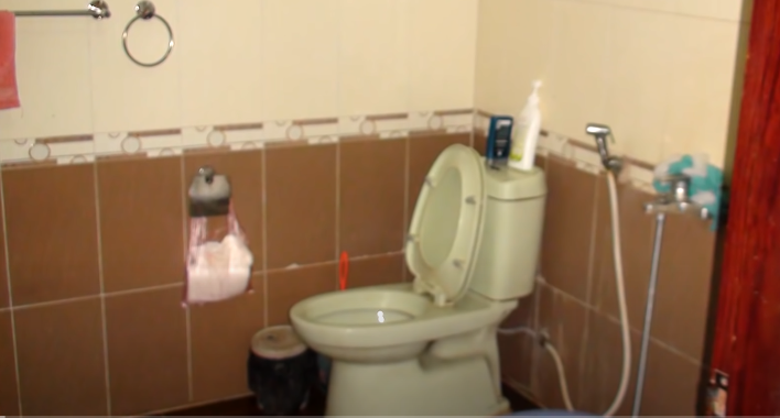 Theo hồ sơ vụ án, khoảng 16h30 ngày 21/2/2020, ông Đỗ Đình Tiệp đi làm về thấy cửa nhà khép hờ, không thấy xe máy dựng chỗ cũ, còn vợ là bà Nguyễn Thị Nhung (SN 1965, trú tại phường Võ Cường, TP.Bắc Ninh) ngã úp mặt trong chậu nước ở phòng tắm tầng 2, quần áo như đang tắm. Nghĩ vợ bị cảm hoặc điện giật, ông Tiệp vội vàng bế ra ngoài, hô hấp nhân tạo nhưng bà Nhung đã tử vong từ trước đó.