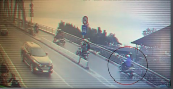 Từ đó xác định, đối tượng gây án là nam giới, cao khoảng 1,7m, đeo khẩu trang y tế, áo khoác gió màu tím, quần đen, găng tay, dáng người cao lòng khòng, chi tiết đáng lưu ý nhất của đối tượng là đôi giày, đối tượng đến cửa hàng này để hỏi mua 1 chiếc kính đen. Sau khi kết thúc việc mua bán, đối tượng đi ra tỉnh lộ 295D xuôi về Hà Nội.