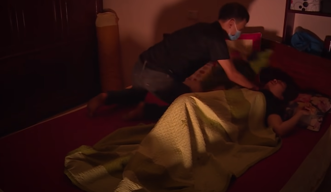 Hắn gửi xe ở Bệnh viện Phụ sản Bắc Ninh gần nhà bác, đi bộ mở cửa vào nhà, trốn trong phòng ngủ của anh chị trên tầng 3 chờ cơ hội ra tay. Suốt gần 2 ngày, đợi lúc mọi người trong nhà đi vắng hoặc đi ngủ, Hưng lục tìm chìa khóa két nhưng không thấy. Đến 14h ngày 21/2/2020, Hưng thay đổi ý định, sẽ khống chế bà Nhung buộc bà mở két để lấy tài sản. Tuy nhiên, do bà Nhung chống cự quyết liệt, nên đứa cháu bất nhân nghĩ cách cho bác mình im lặng để êm thấm rời khỏi hiện trường.