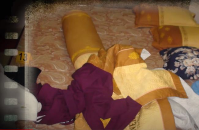 Trong phòng ngủ, giường bị dịch chuyển, ga gối dính máu, mép giường có chiếc bông tai màu vàng, cạnh giường có 3 chiếc răng, tuy nhiên chiếc két sắt cạnh giường lại không có dấu hiệu cạy phá. Trong tủ thờ gia đình có 1 chiếc chăn dính máu, còn trên sân phơi quần áo tầng 3 cũng rải rác nhiều vết máu, trong máy giặt có chăn, màn đã được giặt sạch.