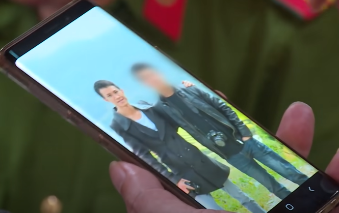 Trong lúc tổ trinh sát đang rà theo hành trình của đối tượng qua camera thì tổ công tác xác minh mối quan hệ họ hàng của vợ chồng nạn nhân cũng nắm được 1 đối tượng đáng ngờ. Đó là Lê Thành Hưng (SN 1991, ở thị trấn Hồ, huyện Thuận Thành, Bắc Ninh), cháu gọi bà Nhung là bác ruột, có nghề nghiệp kiến trúc sư nhưng làm ngoài, đang thuê nhà ở Tây Hồ, Hà Nội.