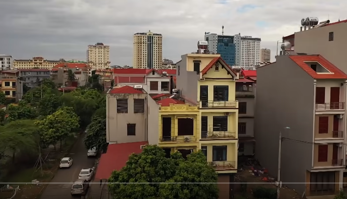 Ông Tiệp cho biết, tài sản bị mất là 1 chiếc xe máy và giấy tờ tùy thân của bà Nhung. Theo một số người hàng xóm, mặc dù xung quanh có rất đông người nhưng không ai phát hiện có bất cứ dấu hiệu gì khác thường cho đến khi chồng nạn nhân hô hoán.