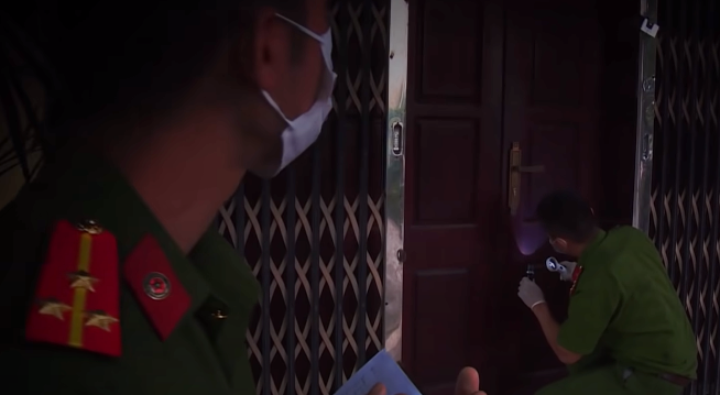 Tiến hành khám nghiệm hiện trường, Công an tỉnh Bắc Ninh xác định, khi ông Tiệp về nhà, cửa chính chỉ khép hờ, khóa hầu như còn nguyên vẹn. Đáng chú ý, chiếc camera an ninh của gia đình đã bị hung thủ dùng thang nhôm trèo lên để tháo ra, vứt trong bồn hoa trước cửa nhưng thẻ nhớ thì biến mất.