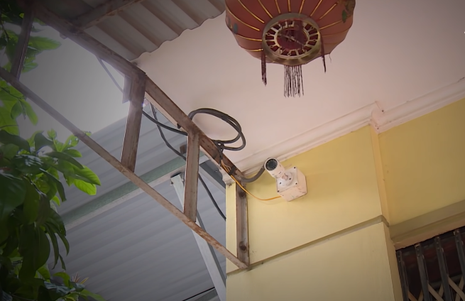 Được 1 đoạn, phát hiện có camera an ninh, hắn đã dùng tay che mặt tránh bị phát hiện, đi thêm đoạn nữa, hắn dừng lại cửa hàng tạp hóa bên đường hỏi mua kính đen để ngụy trang. Khi phát hiện cửa hàng tạp hóa có lắp camera an ninh, hắn lập tức quay ra ngoài cho đến khi chủ quán gọi lại nhận kính và thanh toán tiền.