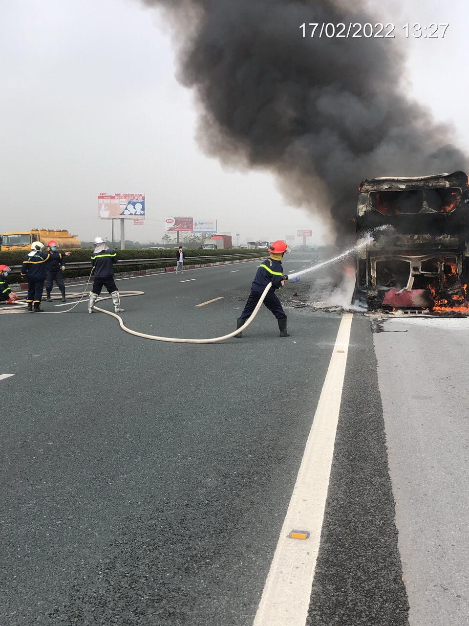 Chỉ huy Đội Tuần tra kiểm soát giao thông đường bộ cao tốc số 3 (Cục CSGT) cho biết, khoảng 10 phút xảy cháy lực lượng chức năng đã có mặt tại hiện trường để phân luồng giao thông.