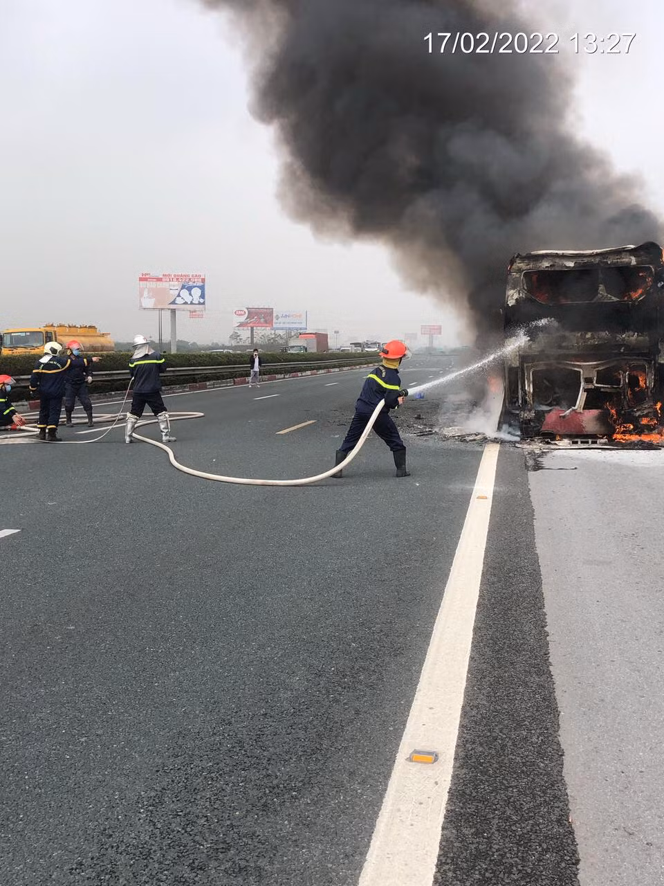 Chỉ huy Đội Tuần tra kiểm soát giao thông đường bộ cao tốc số 3 (Cục CSGT) cho biết, khoảng 10 phút xảy cháy lực lượng chức năng đã có mặt tại hiện trường để phân luồng giao thông.