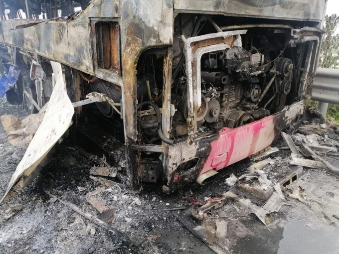 Lực lượng Cảnh sát PCCC huyện Thường Tín cũng đã có mặt để khống chế ngọn lửa, tuy nhiên do đám cháy quá lớn nên chỉ ít lâu sau chỉ còn trơ khung sắt.