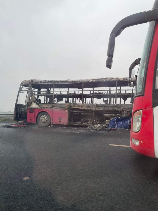 Khi phát hiện xe bị bốc cháy, lái xe đã đỗ vào làn khẩn cấp. Đồng thời, hô hóa hành khách trên xe di tài sản trong xe xuống đường an toàn.