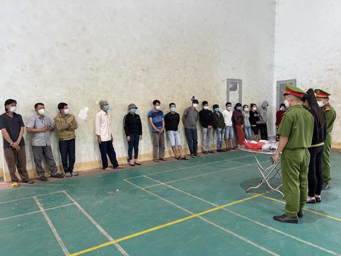  Rủ nhau vào quán cà phê xóc đĩa ăn thua bằng "vỏ hạt dưa": Ngày 11/2, Công an tỉnh Đắk Lắk đang tạm giữ hình sự 13 đối tượng và cho gia đình bảo lãnh 1 đối tượng (do bị bệnh) để điều tra, làm rõ về hành vi “Đánh bạc” và “Tổ chức đánh bạc”. Để đối phó với cơ quan chức năng, các đối tượng đã dùng hạt dưa quy đổi ra bằng tiền, rồi dùng hạt dưa để chơi xóc đĩa. 