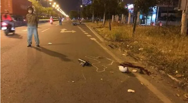  Đi uống trà sữa về, thanh niên ngã xe tử vong: Đêm 10/2, anh N.H.T.P (21 tuổi, trú TP.Thủ Đức, TP HCM) điều khiển xe máy đến phường Phước Long B, TP Thủ Đức thì bất ngờ loạng choạng ngã xuống đường khiến nạn nhân tử vong. Được biết, nam thanh niên này vừa đi uống trà sữa với bạn về thì gặp nạn. 