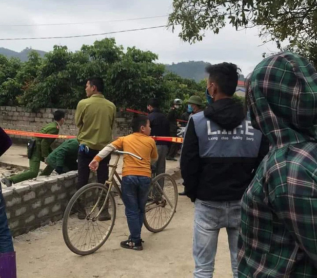 Trước đó, khoảng 9h50 ngày 15/2, ông Lê Văn Tới và vợ là bà Phạm Thị Đoàn đang xây tường rào cho gia đình con trai là anh L.V.V (SN 1992) tại xóm Tân Tiến, xã Dân Tiến thì bị Lê Văn Hữu đứng trên tầng 2 nhà Hữu dùng súng bắn ông Tới và bà Đoàn. Sau đó, Lê Văn Hữu đã dùng súng tự sát.