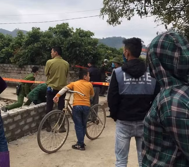 Trước đó, khoảng 9h50 ngày 15/2, ông Lê Văn Tới và vợ là bà Phạm Thị Đoàn đang xây tường rào cho gia đình con trai là anh L.V.V (SN 1992) tại xóm Tân Tiến, xã Dân Tiến thì bị Lê Văn Hữu đứng trên tầng 2 nhà Hữu dùng súng bắn ông Tới và bà Đoàn. Sau đó, Lê Văn Hữu đã dùng súng tự sát.