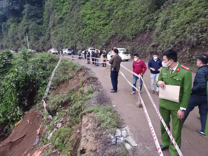  Xe đầu kéo rơi xuống vực sâu: Tối 17/2, xe đầu kéo chở quặng di chuyển tới địa bàn xã Sơn Kim 1, huyện Hương Sơn, tỉnh Hà Tĩnh thì gặp phương tiện đi ngược chiều nên đã lùi lại. Trong quá trình lùi, do trời tối, xe đầu kéo đã bị mất lái, lao xuống vực sâu khoảng 70m. Vụ tai nạn khiến tài xế N.T.S. (50 tuổi, trú tại tỉnh Hà Tĩnh) bị chấn thương nặng.