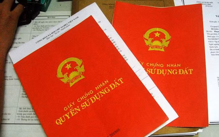  Nữ Chủ tịch công ty "qua mặt" ngân hàng chiếm đoạt tài sản: Lập khống 2 hợp đồng chuyển nhượng quyền sử dụng đất, Khâu Thị Thu Huyền (SN 1980, Chủ tịch Hội đồng quản trị Công ty cổ phần Dịch vụ thương mại Tân Thiên Sơn đem thế chấp 2 thửa đất trên, chiếm đoạt hơn 3,8 tỷ đồng của ngân hàng. Ngày 18/2, VKSND TP Hà Nội cho biết vừa hoàn tất cáo trạng truy tố Huyền.