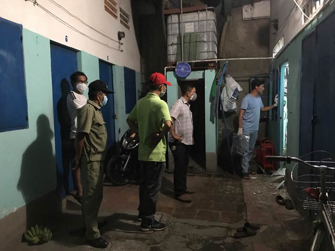 Tại đây, ngoài anh Dương còn có 3 người bạn khác. Sau khi lục tung khắp dãy phòng trọ không tìm thấy người yêu đâu, Long nổi điên cùng với đàn em vung dao lao vào anh Dương và bạn bè. Chỉ sau vài đường dao, các nạn nhân nằm gục xuống nền nhà. Gây án xong, nhóm này nhanh chân bỏ trốn. (Ảnh minh hoạ) 