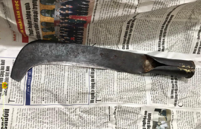 Cuối cùng Long đã xác định người thứ ba chen chân vào cuộc tình của mình, là anh Nguyễn Hữu Dương (quê Thanh Hóa). Chiều 6/5/2016, Long dẫn theo 3 đàn em mang theo 4 con dao quắm đến nhà trọ của người thanh niên này để tìm người yêu. (Ảnh minh hoạ) 