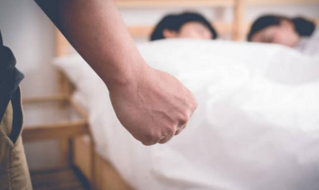 Theo tài liệu, Long có tình cảm với cô gái 22 tuổi, quê Thanh Hóa. Gã "say như điếu đổ" cô gái có gương mặt ưa nhìn nên luôn dè chừng những thanh niên xung quanh. Mỗi lần đi đâu, hễ có thanh niên nào liếc nhìn người tình, Long chỉ cần quắc mắt đã khiến đối thủ sợ hãi. Sau một thời gian đến với cô gái, Long "máy chém" phát hiện người tình "cắm sừng" mình. Gã sai đàn em theo dõi và phát hiện người yêu có tình cảm với thanh niên cùng quê Thanh Hóa. (Ảnh minh hoạ) 