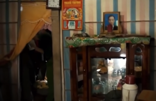 Qua khám nghiệm hiện trường, lực lượng chức năng phát hiện tủ nhôm nơi bà Vân ngủ bị cạy phá, nhiều vật dụng bên trong tủ có vết máu. Cơ quan Cảnh sát điều tra Công an tỉnh Trà Vinh nhận định đây là vụ án giết người, cướp của.