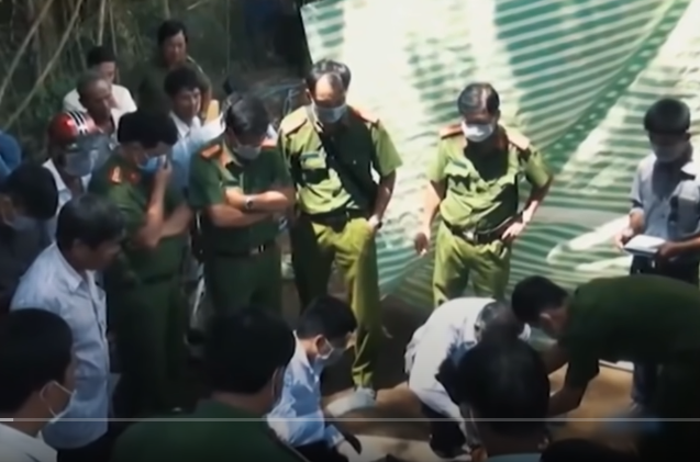 Bên cạnh, 2 dái tai của nạn nhân bị xé đứt, có khả năng bị cướp bông tai. Nạn nhân chết cách thời điểm khám nghiệm khoảng 24 giờ đồng hồ, tức rạng sáng ngày 29/9/2017.