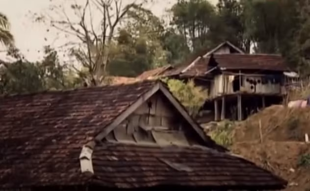 Do trước khi rời nhà đi, chị Mấng mang theo một số tiền lớn, nên gia đình có cảm giác vô cùng bất an, lo lắng. Lập tức, người thân tìm tới căn nhà chị Mấng thường ở tại bản Pú Hồng A, xã Pú Hồng để kiểm tra.