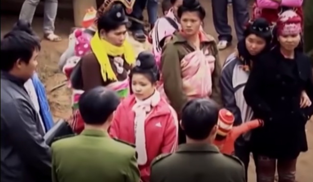 Với quyết tâm cao độ, ban chuyên án vẫn cần mẫn sàng lọc thông tin. Nhờ sự giúp đỡ của quần chúng nhân dân, cơ quan điều tra đã xác định được thời gian cuối cùng chị Quàng Thị Mấng xuất hiện tại căn nhà thuê là khoảng 21h ngày 28/11/2013. Điều quan trọng hơn, trước đó vài giờ đồng hồ có nhân chứng nghe thấy chị Mấng đứng trao đổi với một nam thanh niên về việc mua bán 30 bao thóc nếp.