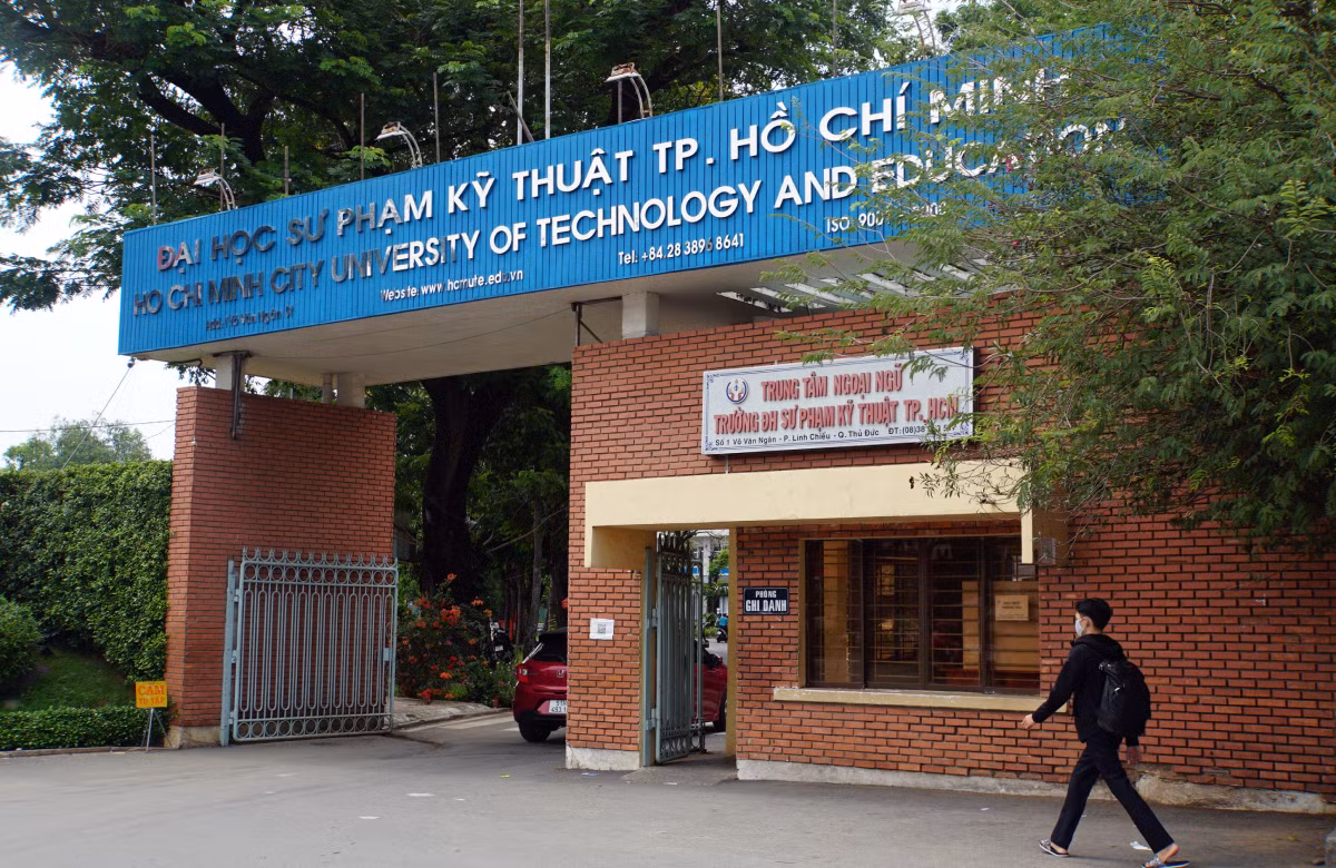 Trường Đại học Sư phạm Kỹ thuật TP HCM có xác nhận, Nghĩa là sinh viên năm nhất ngành công nghệ kỹ thuật ô tô chất lượng cao của trường. Học kỳ 1 vừa qua học online, Nghĩa có kết quả rất tốt, không có biểu hiện gì bất thường. Nghĩa đăng ký ở ký túc xá, đã đóng 500 ngàn đồng để giữ chỗ, nhưng biến mất kỳ lạ và đến nay gia đình, nhà trường nhận tin buồn.