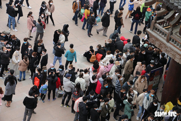 Tại khu vực đợi lên thuyền vào khu du lịch cũng ken kín người, một số trường hợp không xếp hàng, chen lấn, xô đẩy khiến khu vực này càng lộn xộn hơn. (Ảnh: Tuổi Trẻ)