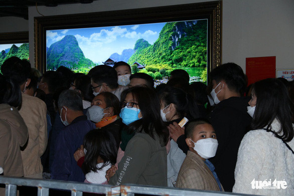 Người dân ken kín nhau, không đảm bảo giãn cách phòng dịch. (Ảnh: Tuổi Trẻ)