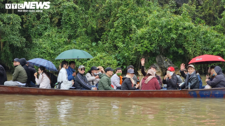Tại chùa Hương, Hà Nội, theo quy định, thuyền, đò không được chở quá đông, khoảng 70-80% ngồi theo một chiều, tuy nhiên nhiều đò vẫn chở chật kín khách. Nhiều du khách còn không đeo khẩu trang khi đi đò. (Ảnh: VTC News)