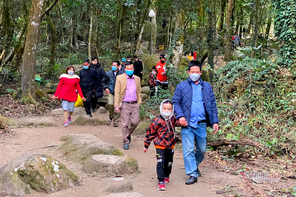 Tại chùa Lôi Âm (phường Đại Yên, TP Hạ Long, Quảng Ninh) cũng đón hàng nghìn du khách tới vãn cảnh và chiêm bái mỗi ngày.(Ảnh: Vietnamnet)